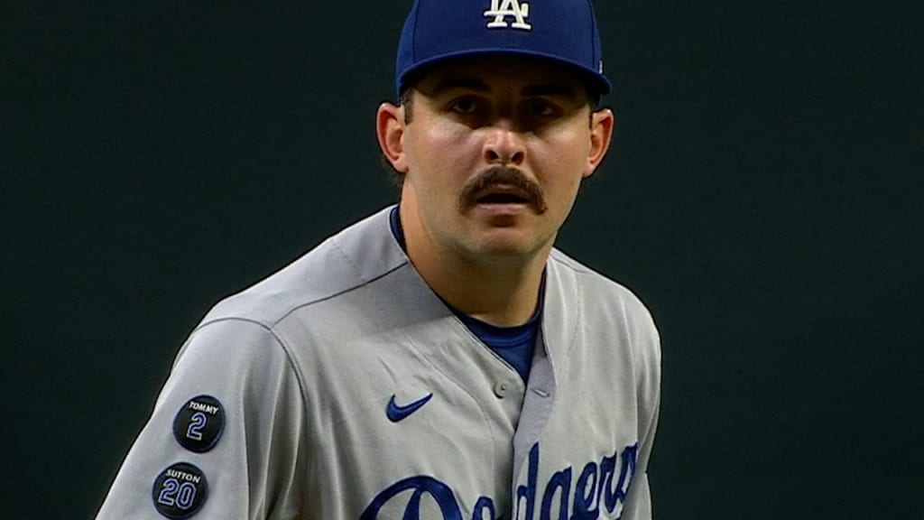 Alex Vesia strikes out a pair