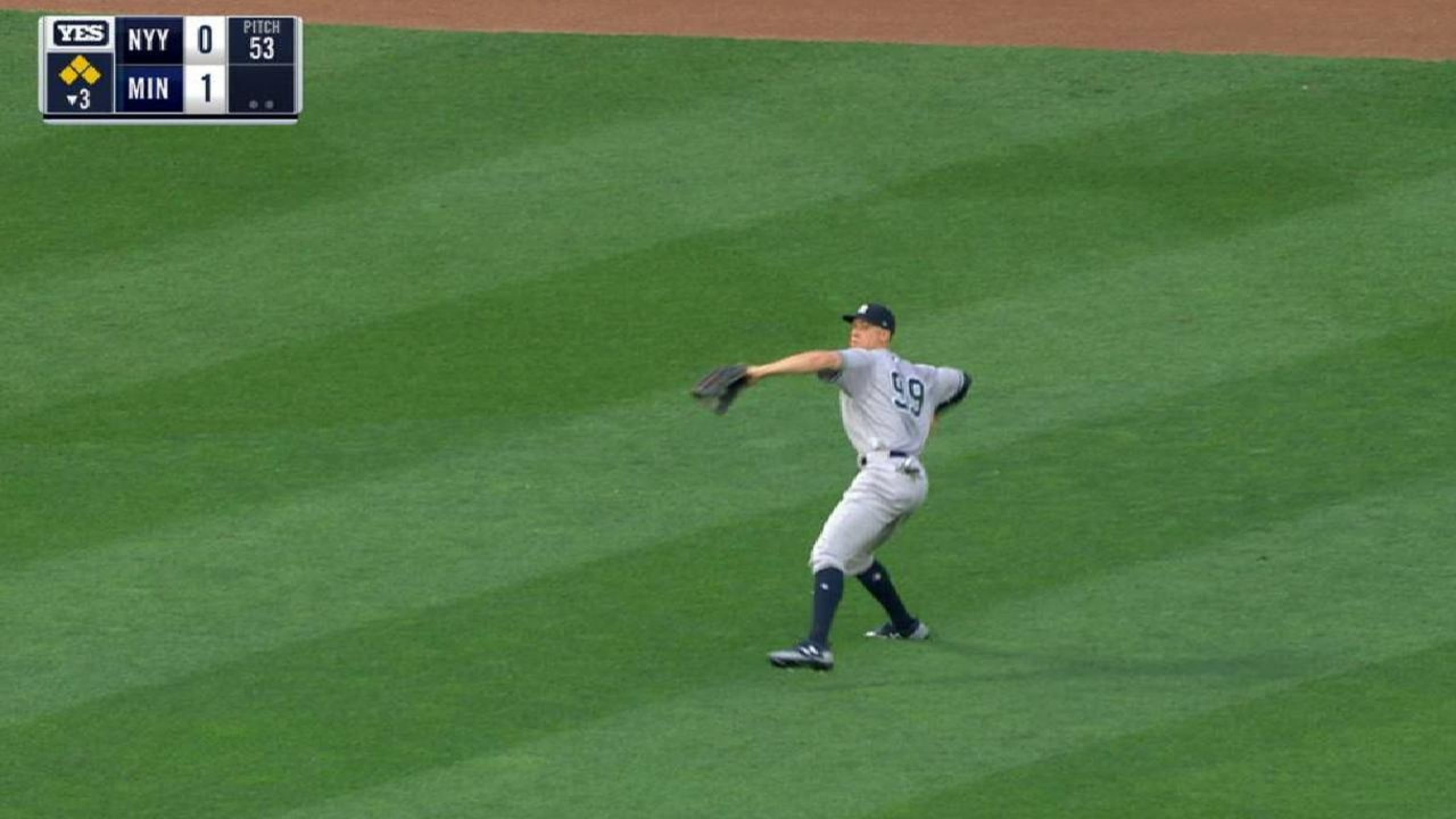 ジャッジ 好返球でドイジャーを刺す 野球の英語