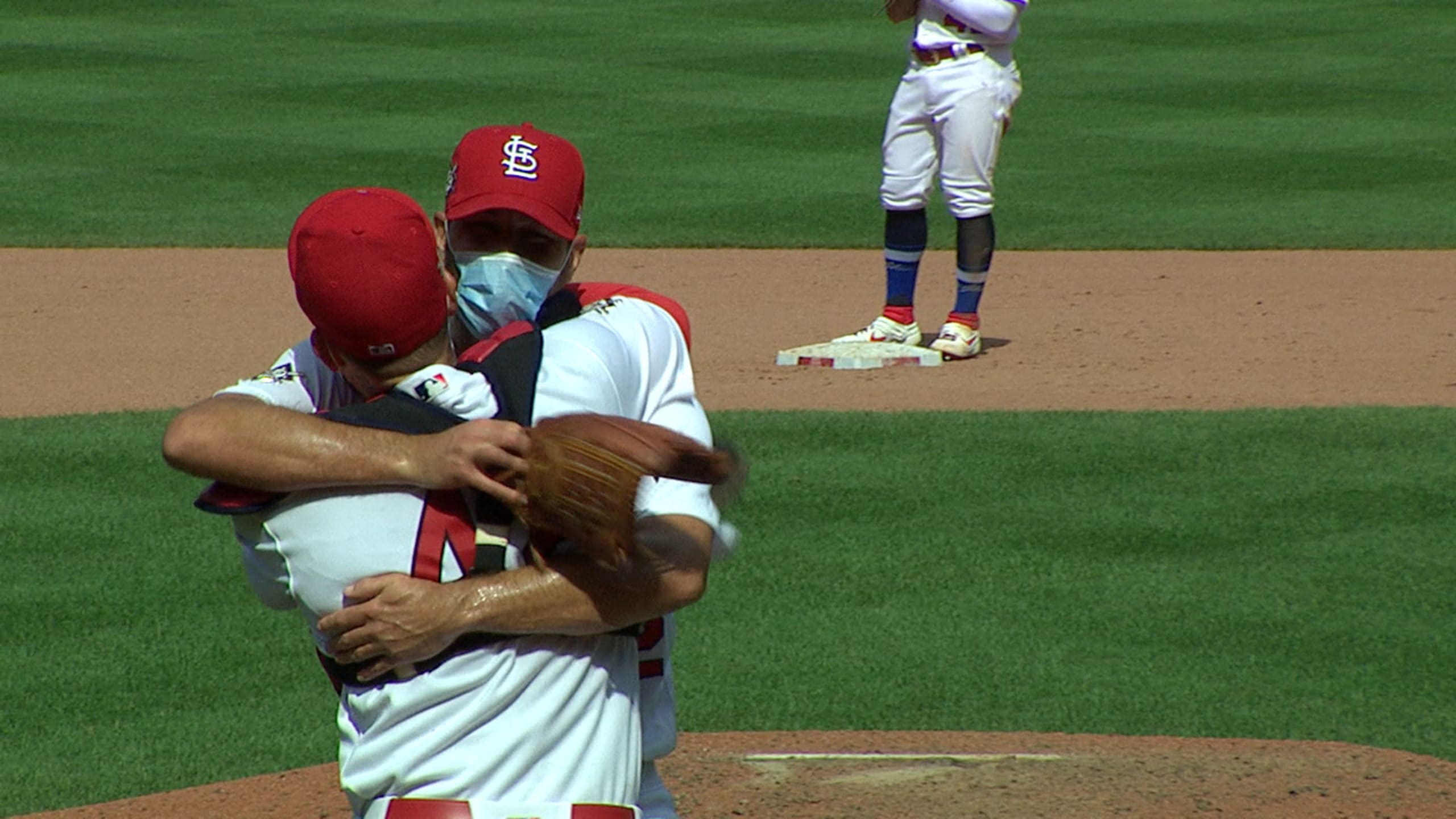 Adam Wainwright wins MLB's Roberto Clemente Award