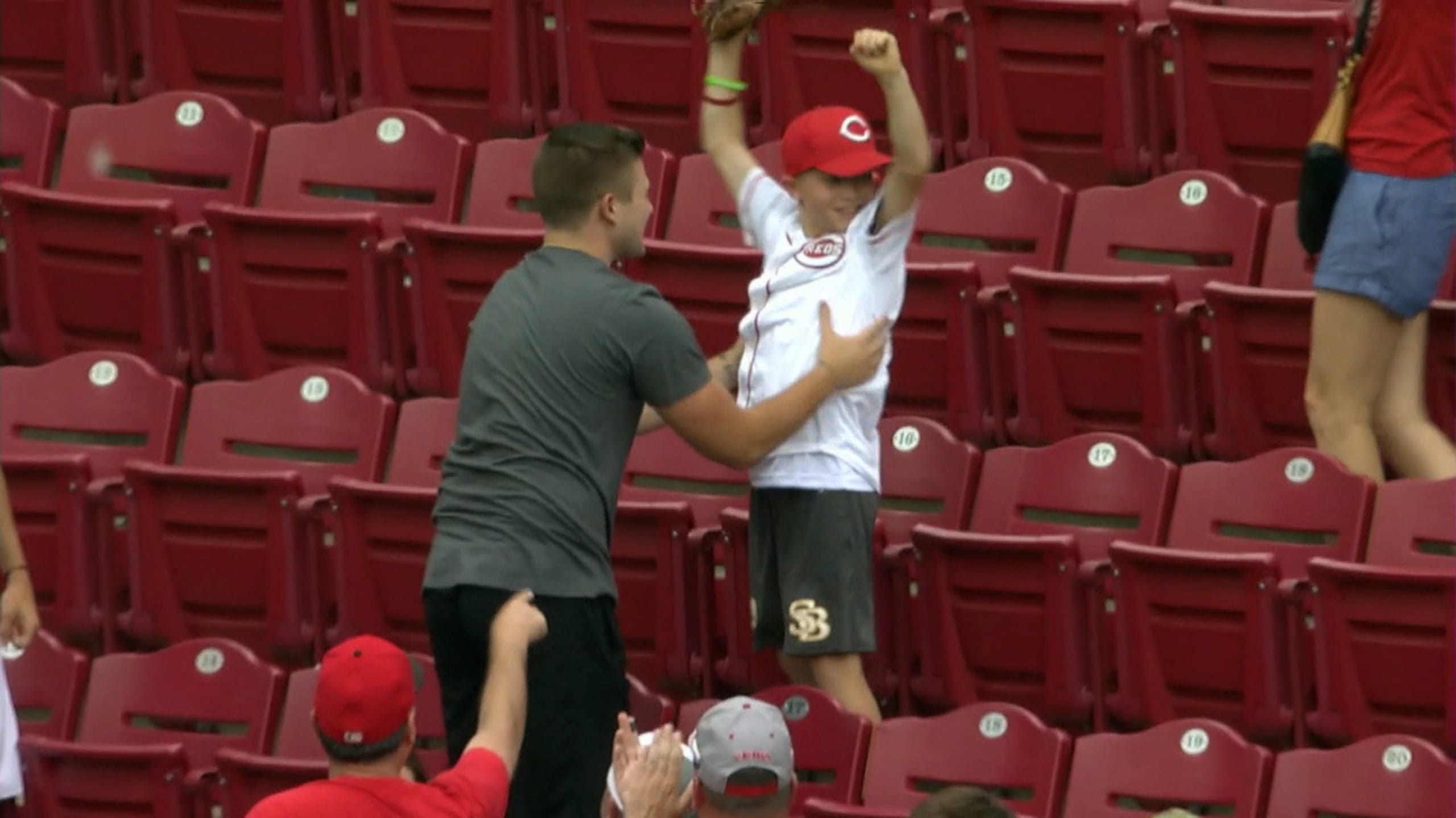 Young Reds fan sells out for home run ball, dives and secures Joey