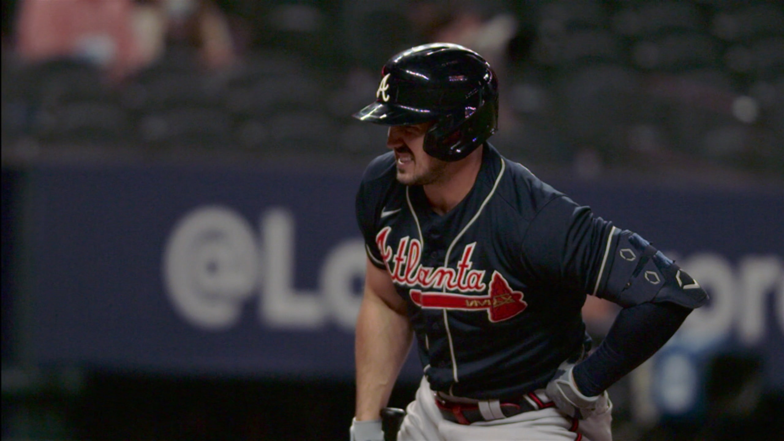 Braves' Adam Duvall exits after sustaining oblique injury on swing