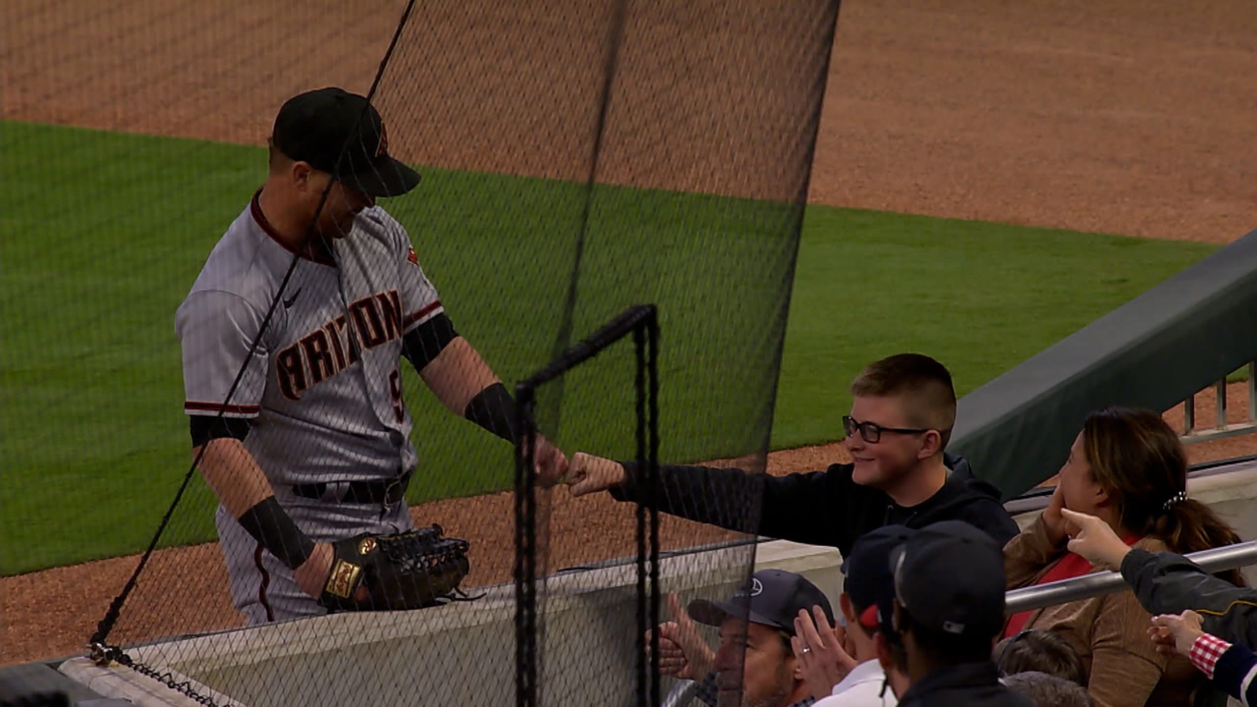 Kole Calhoun fist bumps young fan who takes his foul ball