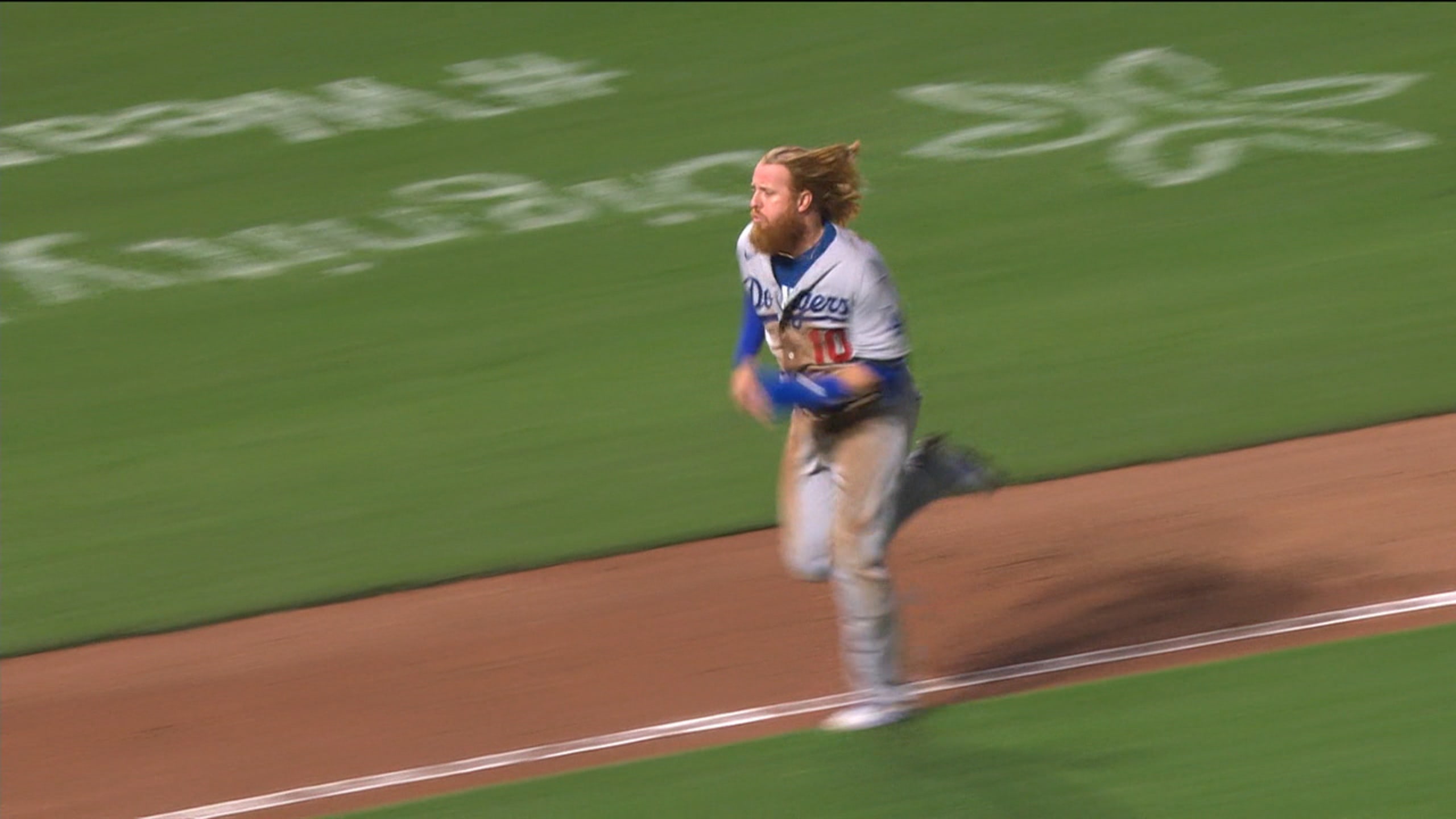 Justin Turner scores on overthrow