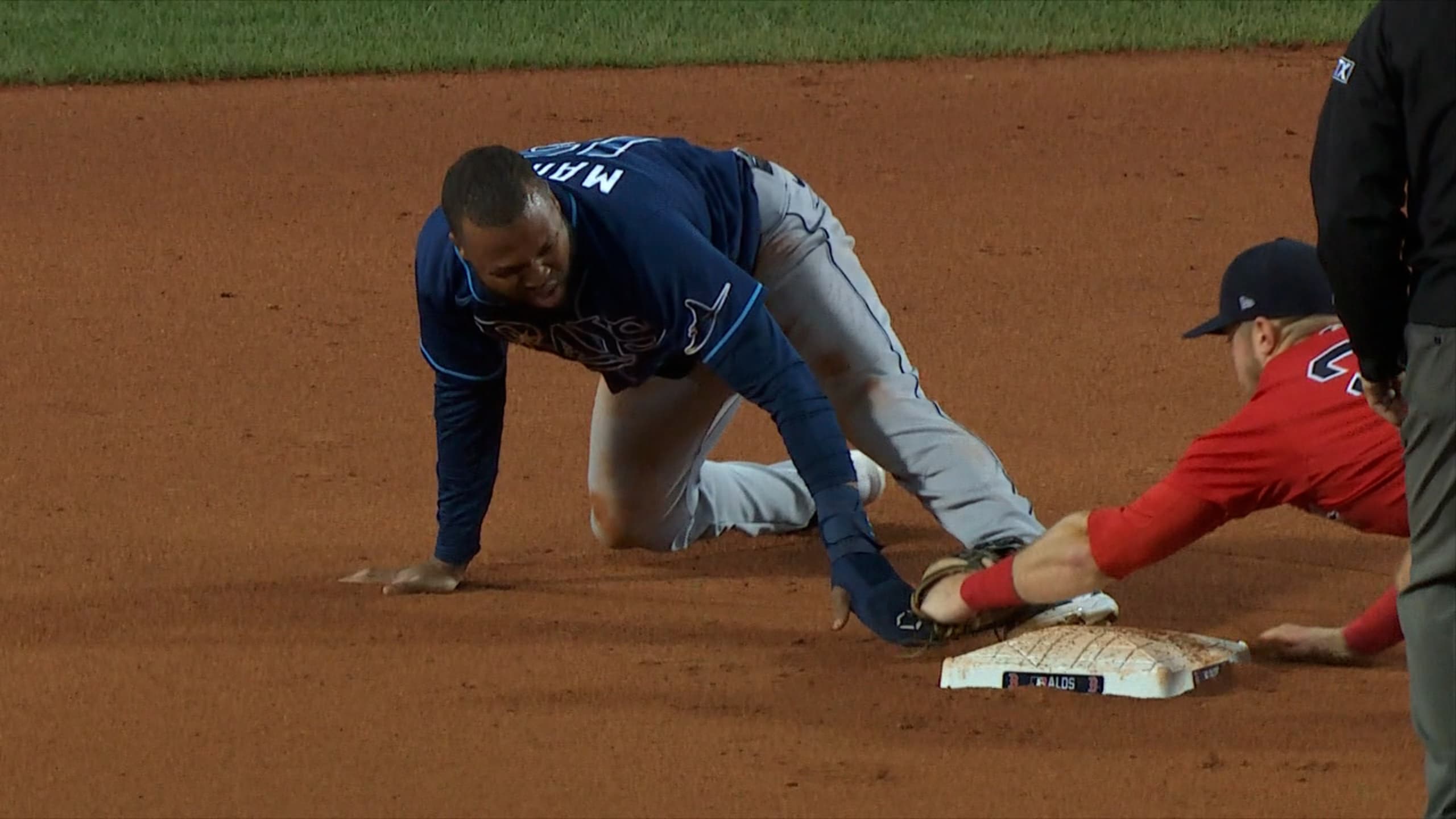 MIN@SEA: Zunino dons wrist wrap before exiting game 