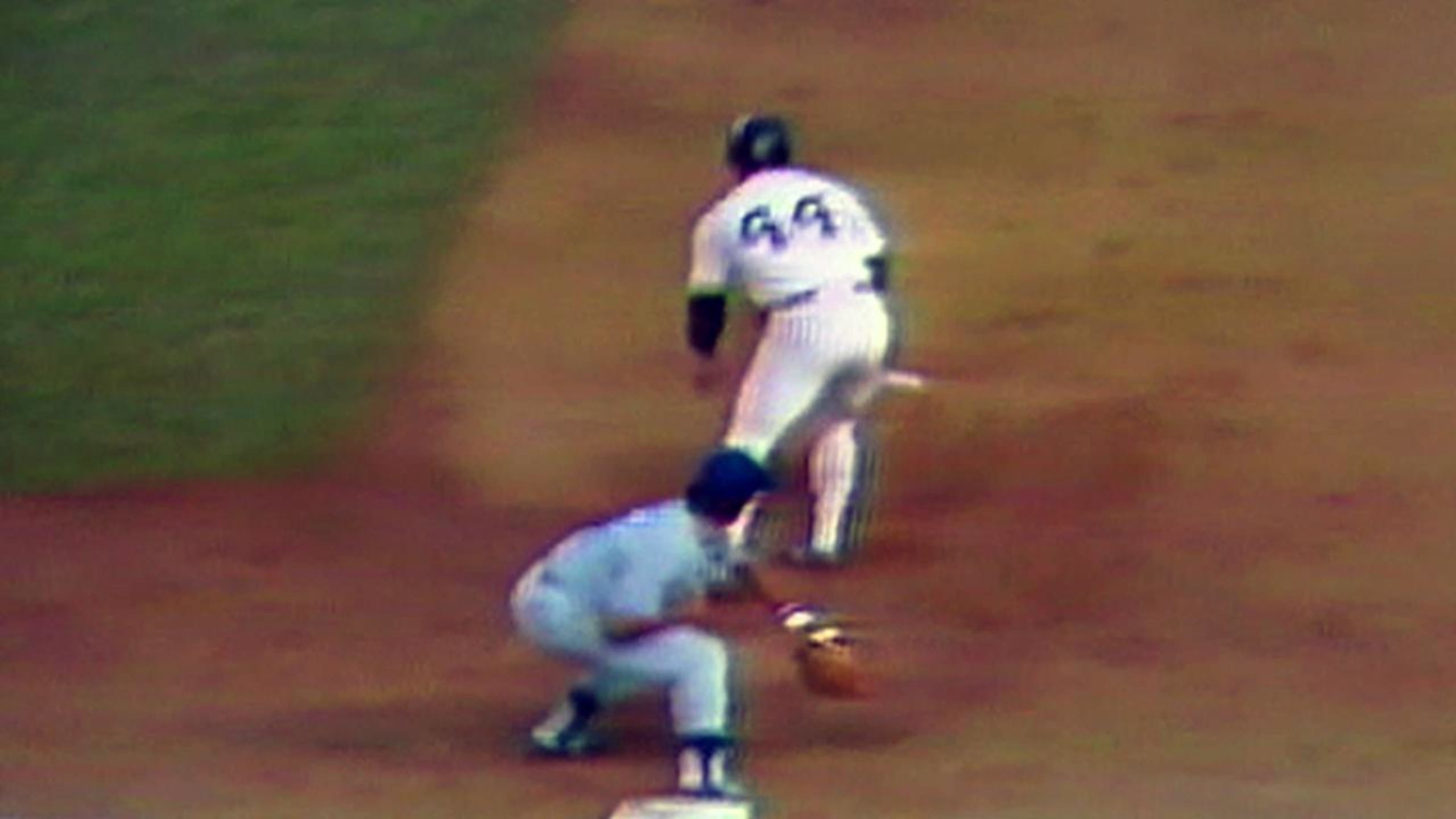 New York Yankees catcher Thurman Munson, left, has a dejected expression as  Los Angeles Dodgers Davey Lopes heads for the dugout in the first inning  after hitting a home run in the