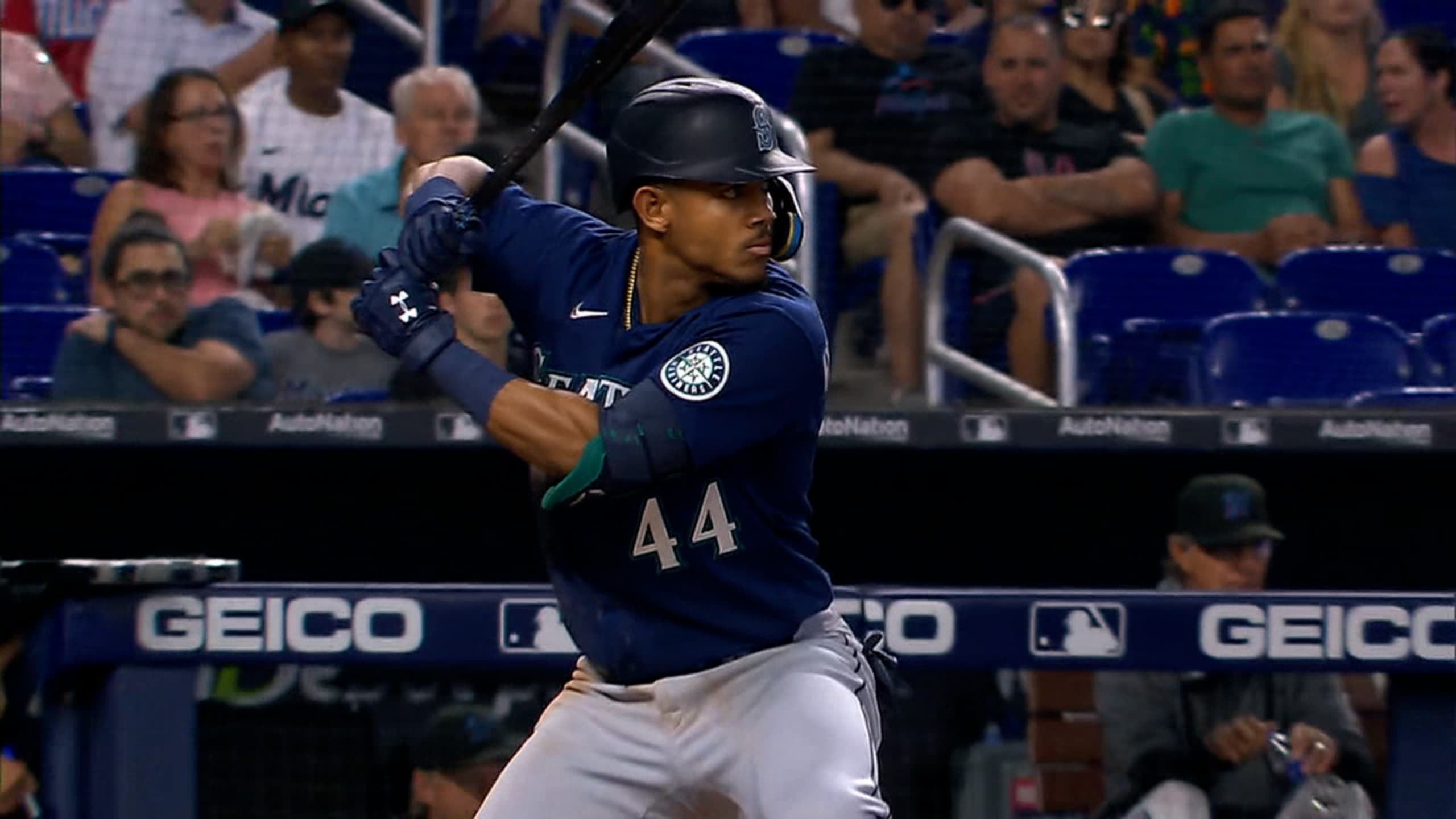 Mariners Julio Rodríguez collects three hits