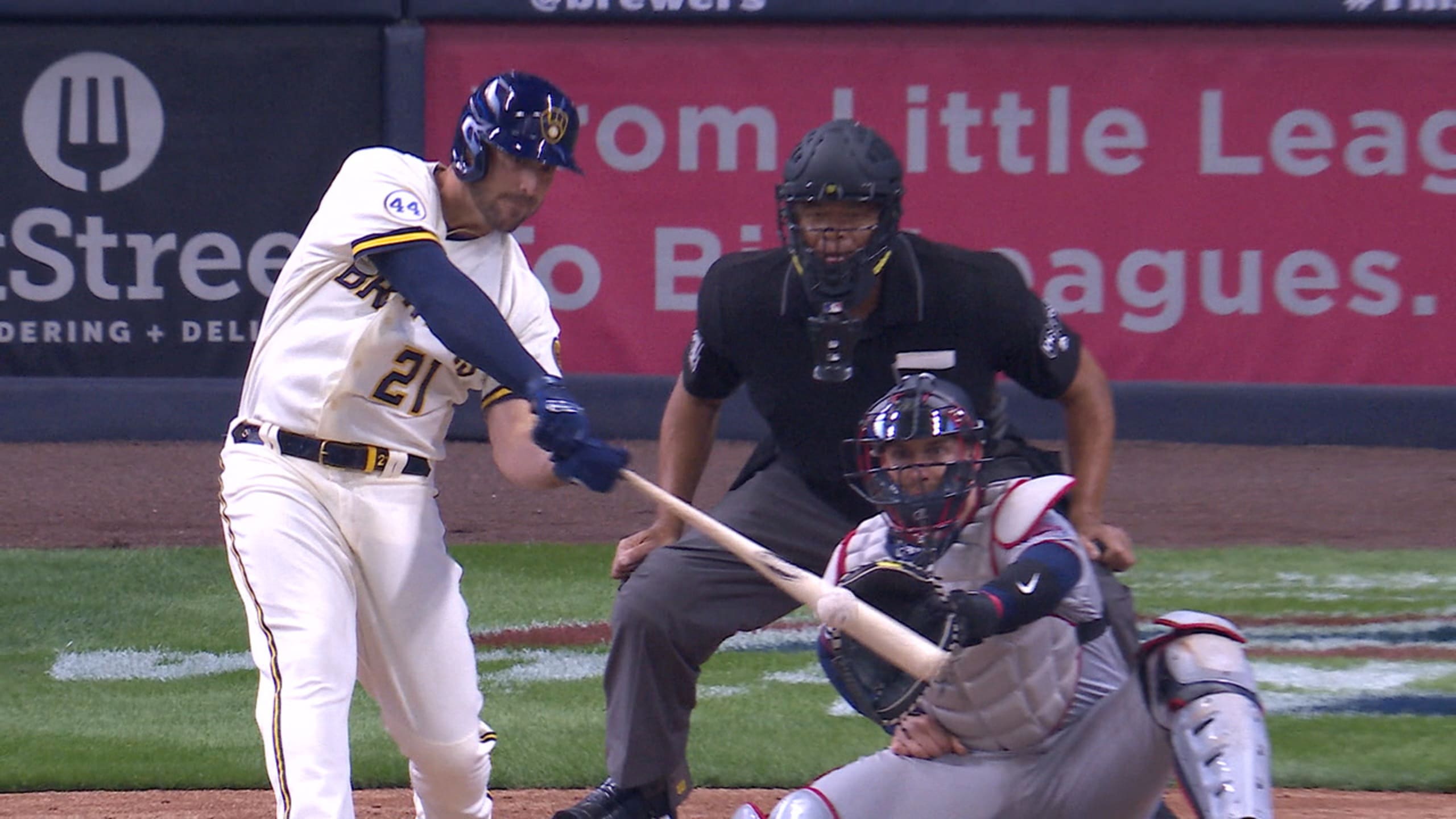 Orlando Arcia Plates Lorenzo Cain for Brewers' Walkoff Win - Stadium