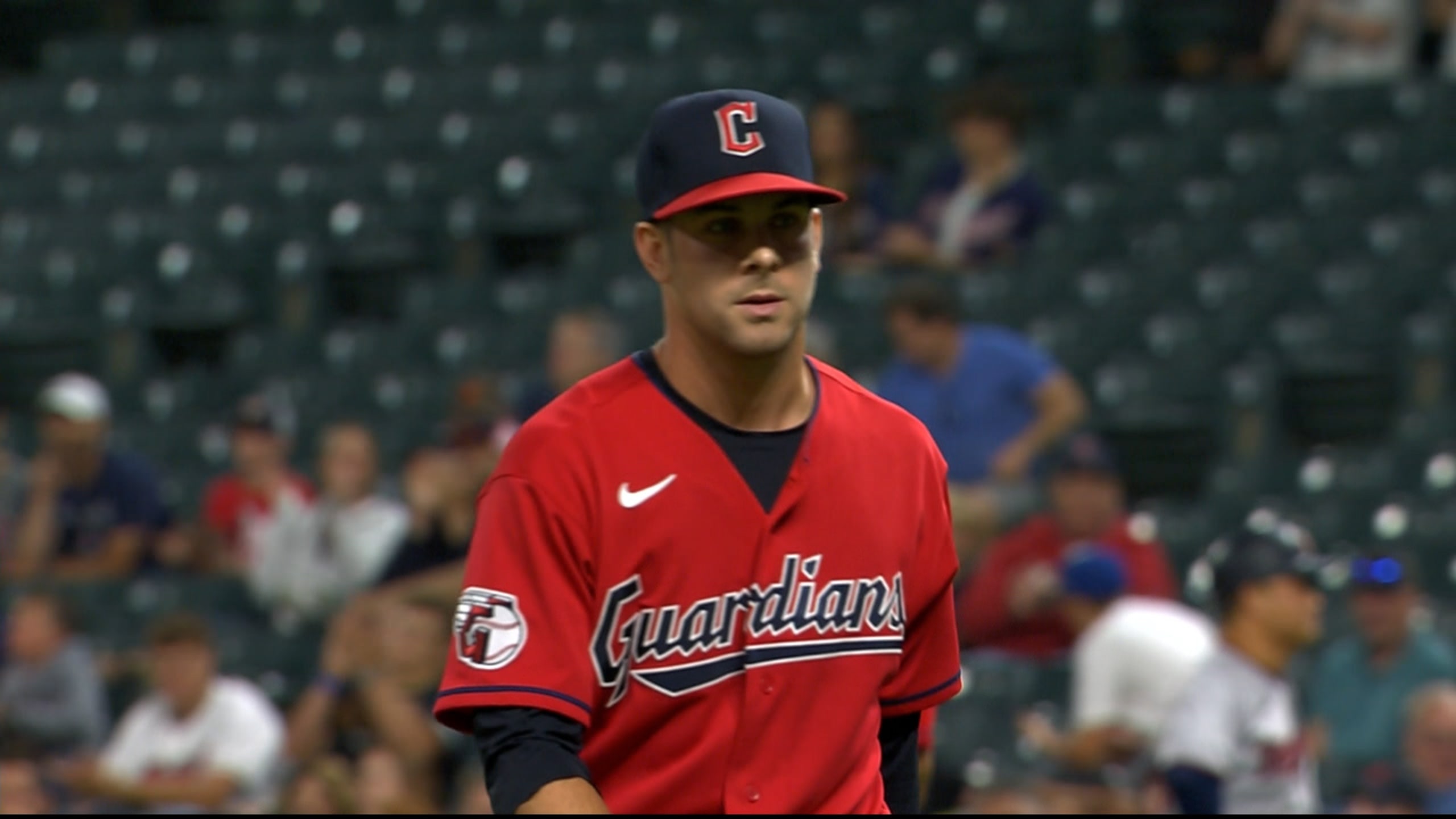 Ernie Clement lanza en la 9na