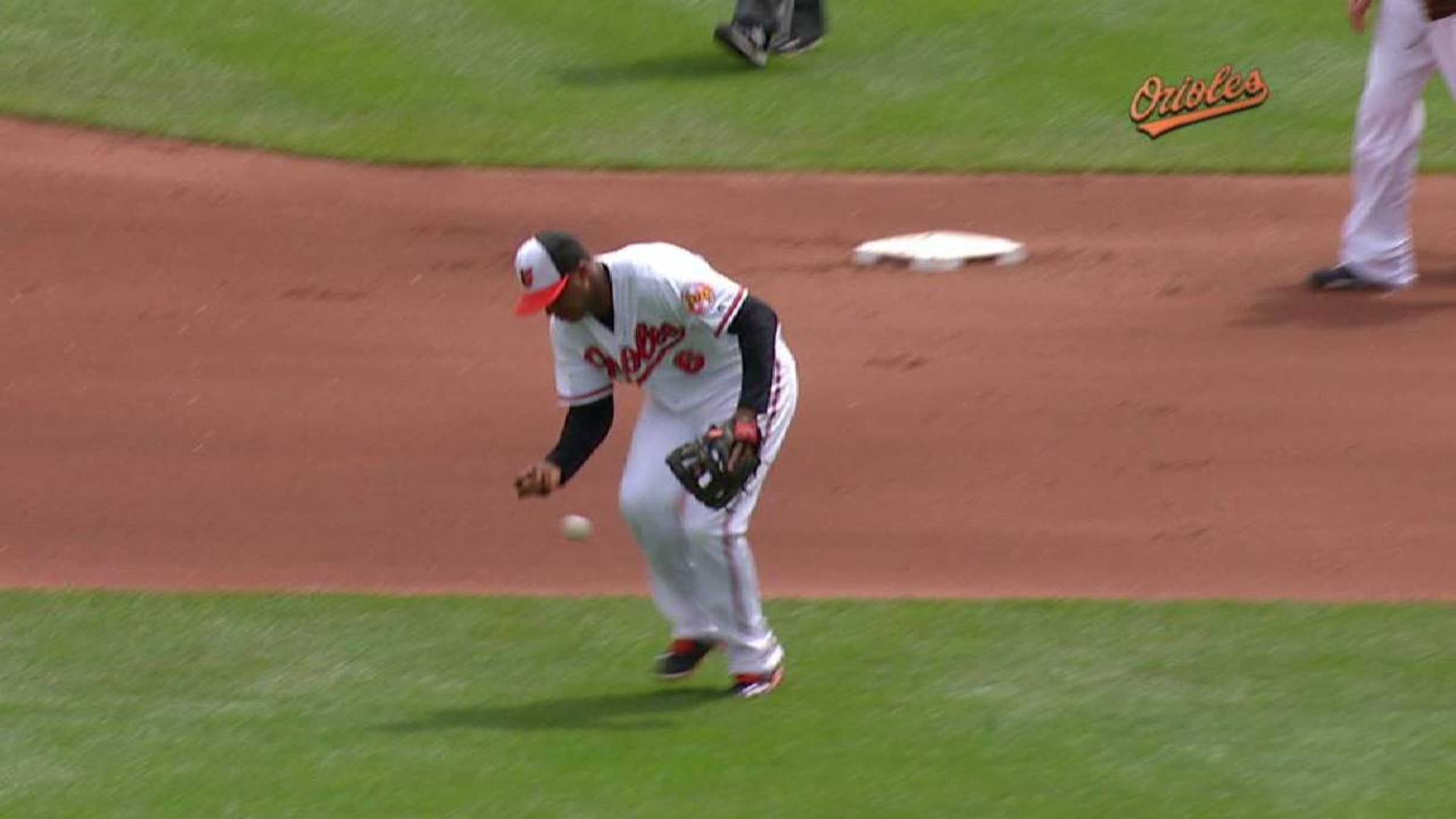 Didi Gregorius reaches on a fielding error by shortstop Manny Machado