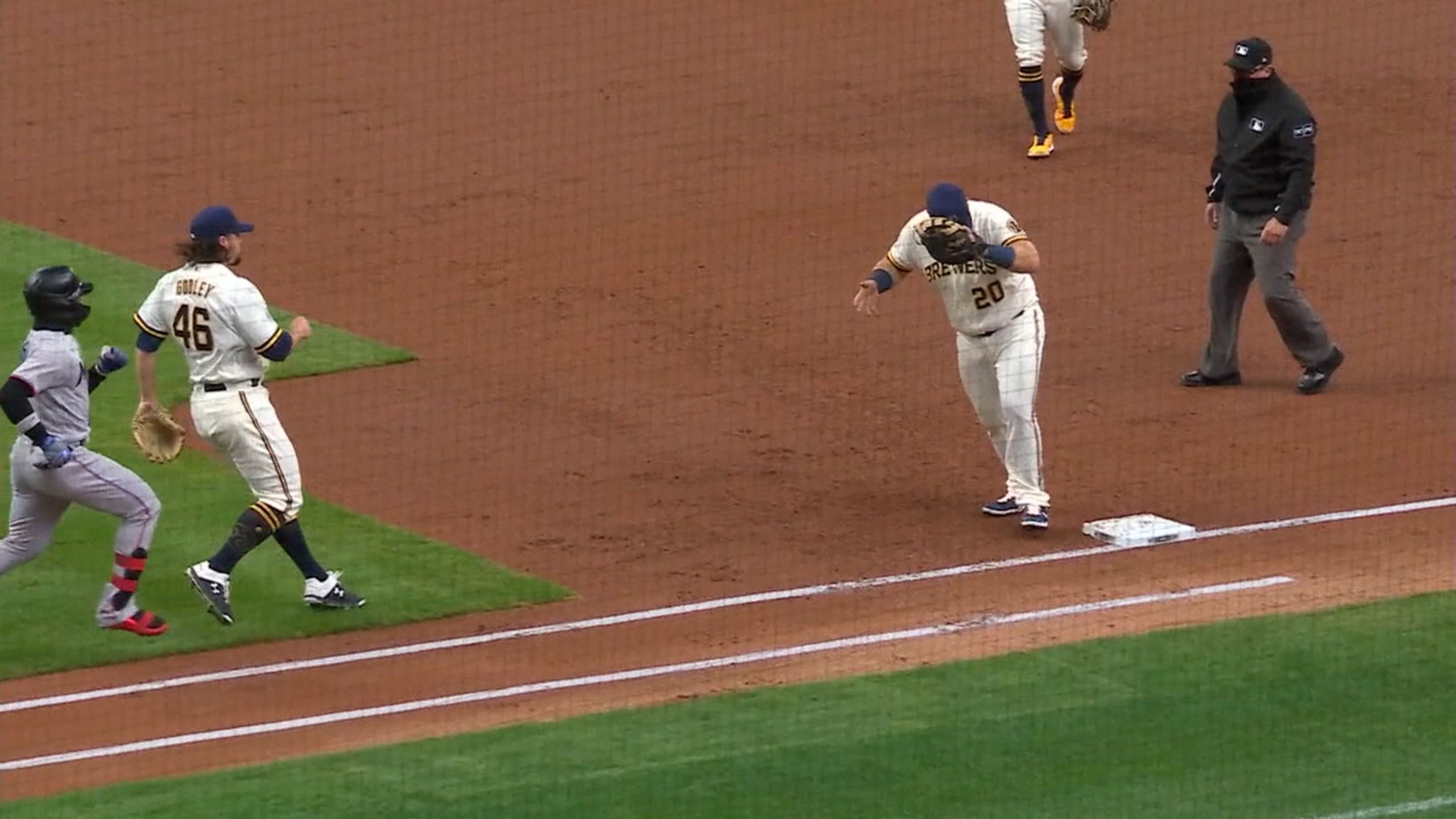 Giants lean on controversial balk call in 8th to beat Brewers