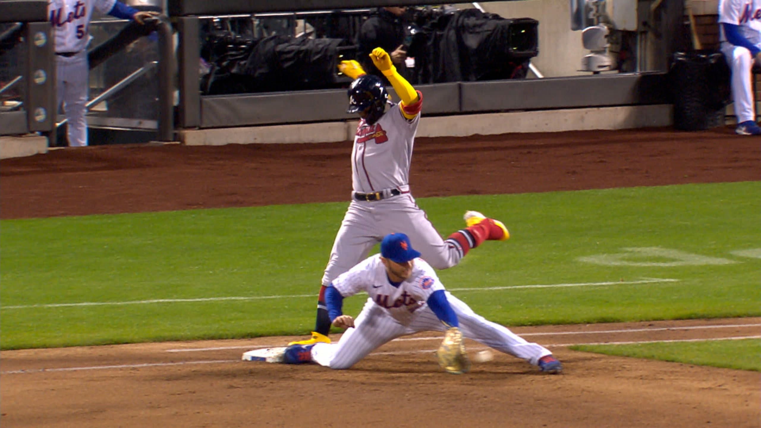 Joc Pederson busts out new pearls for Giants in Atlanta, receives World  Series ring