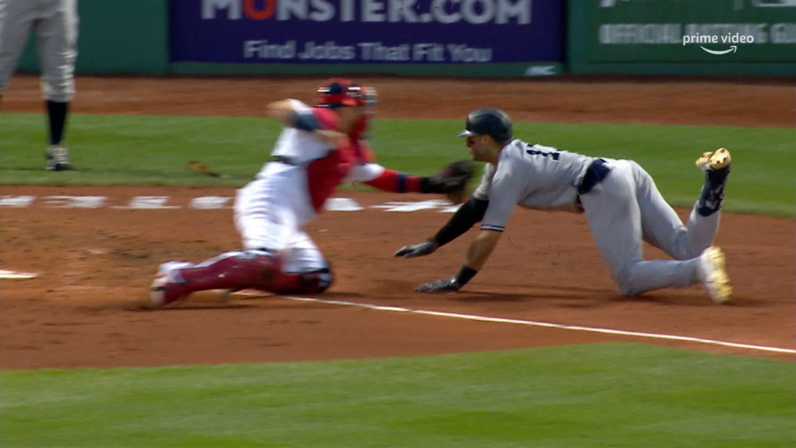 Mariners' Haniger fouls pitch off left knee, suffers bruise