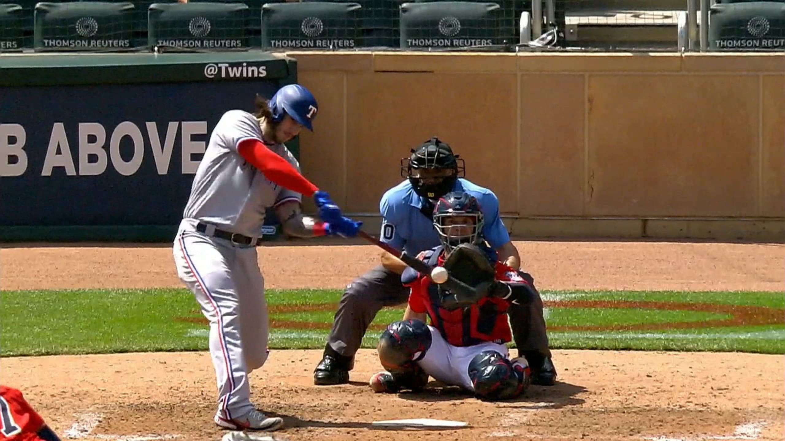 Twins Byron Buxton leaves game after crashing into wall