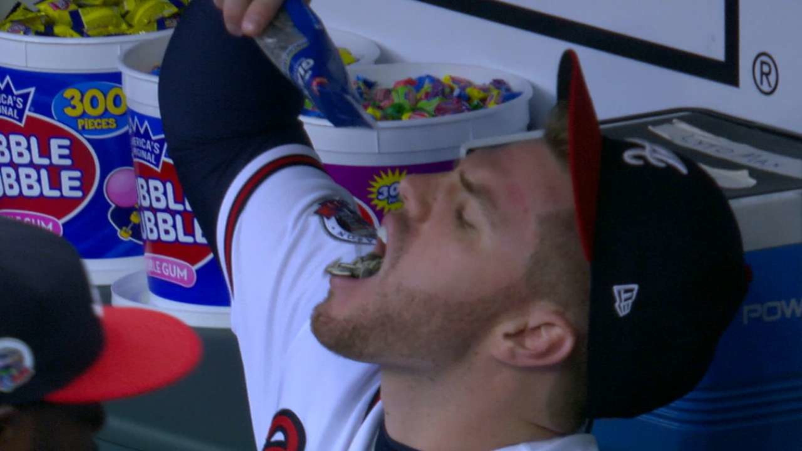 フリーマン ひまわりの種を袋から全部流し込む 野球の英語