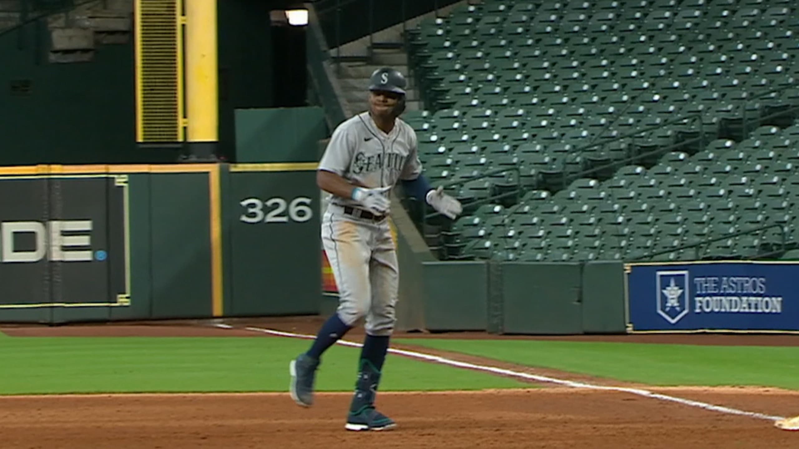 Mariners rookie Kyle Lewis robs Ramon Laureano of grand slam