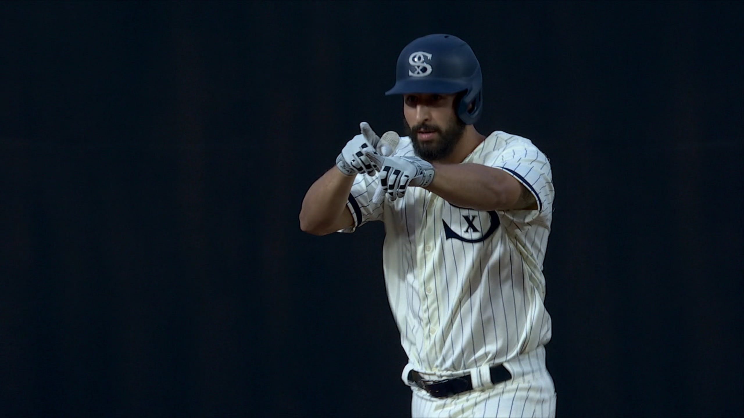 Watch: White Sox's Jose Abreu hits home run into corn during 'Field of  Dreams' Game 