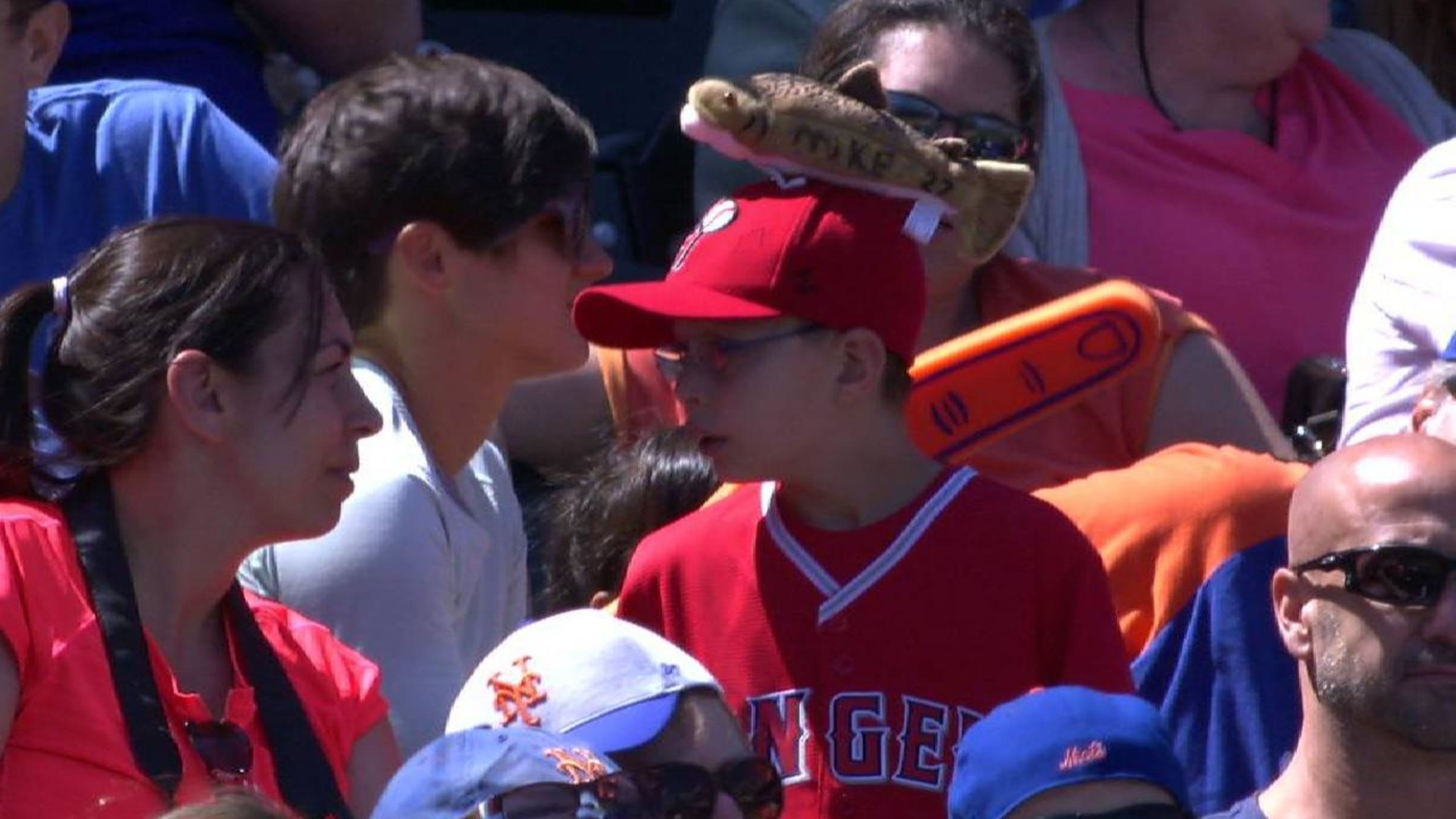 鮭 トラウト をあしらった帽子をかぶるトラウトファン 野球の英語