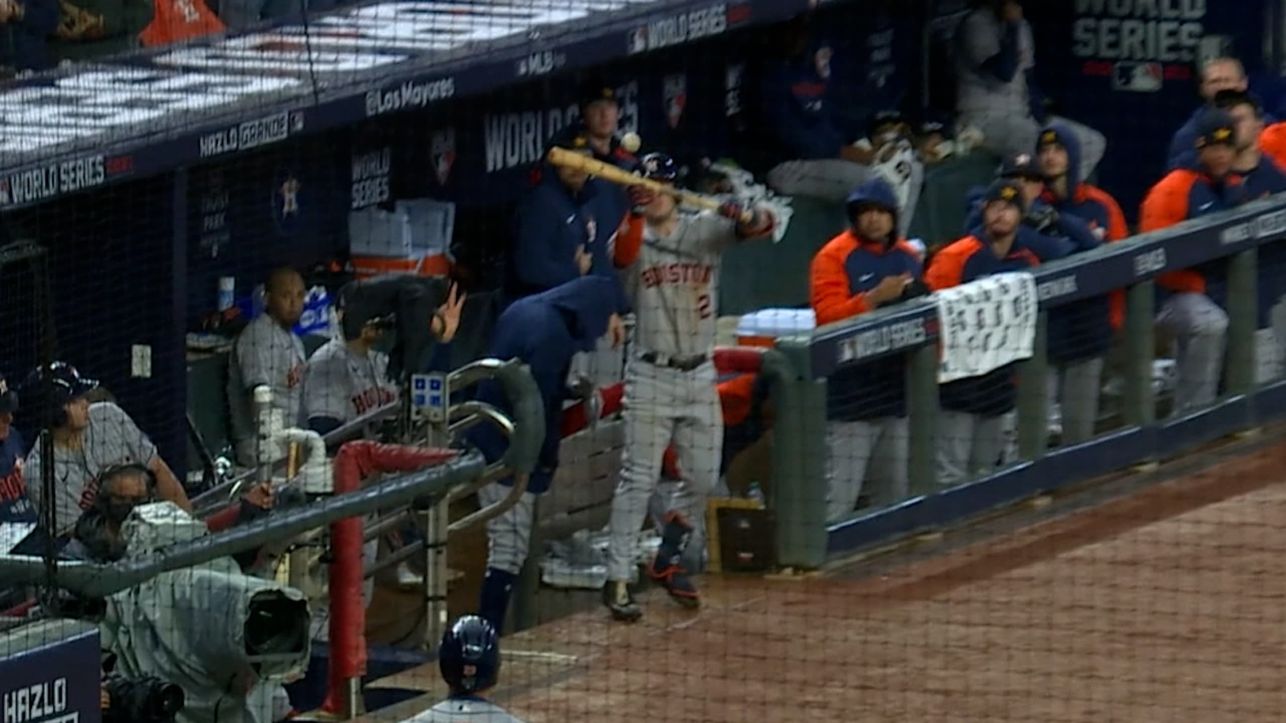 ブレグマン アルテューベのファウルをバント 野球の英語