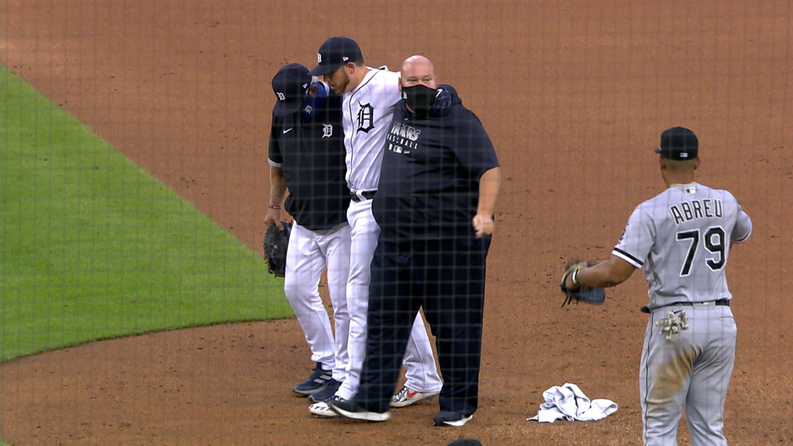 Tigers' C.J. Cron helped off field after knee injury 