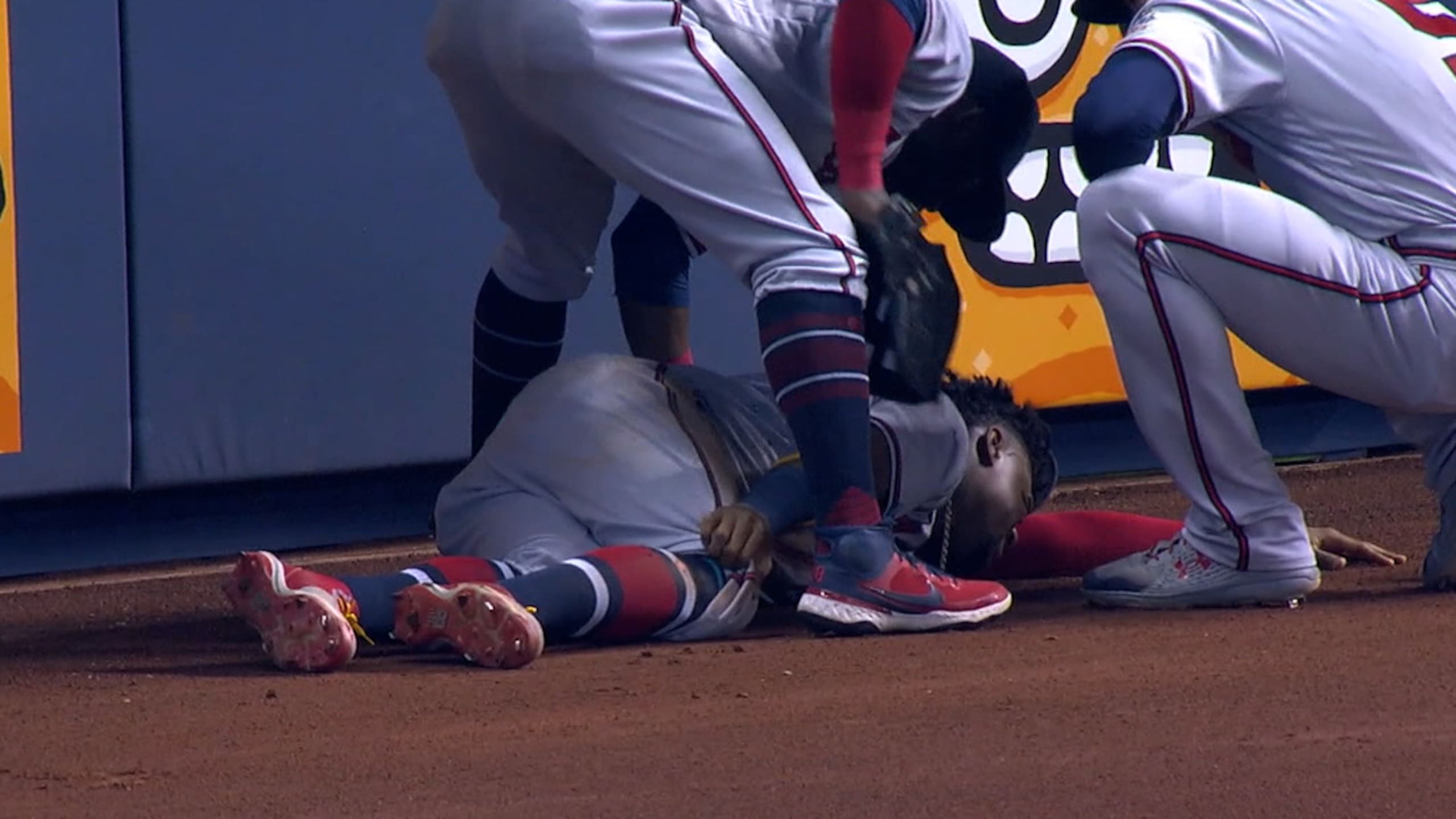 Braves star Ronald Acuña Jr. is dealing with some right knee