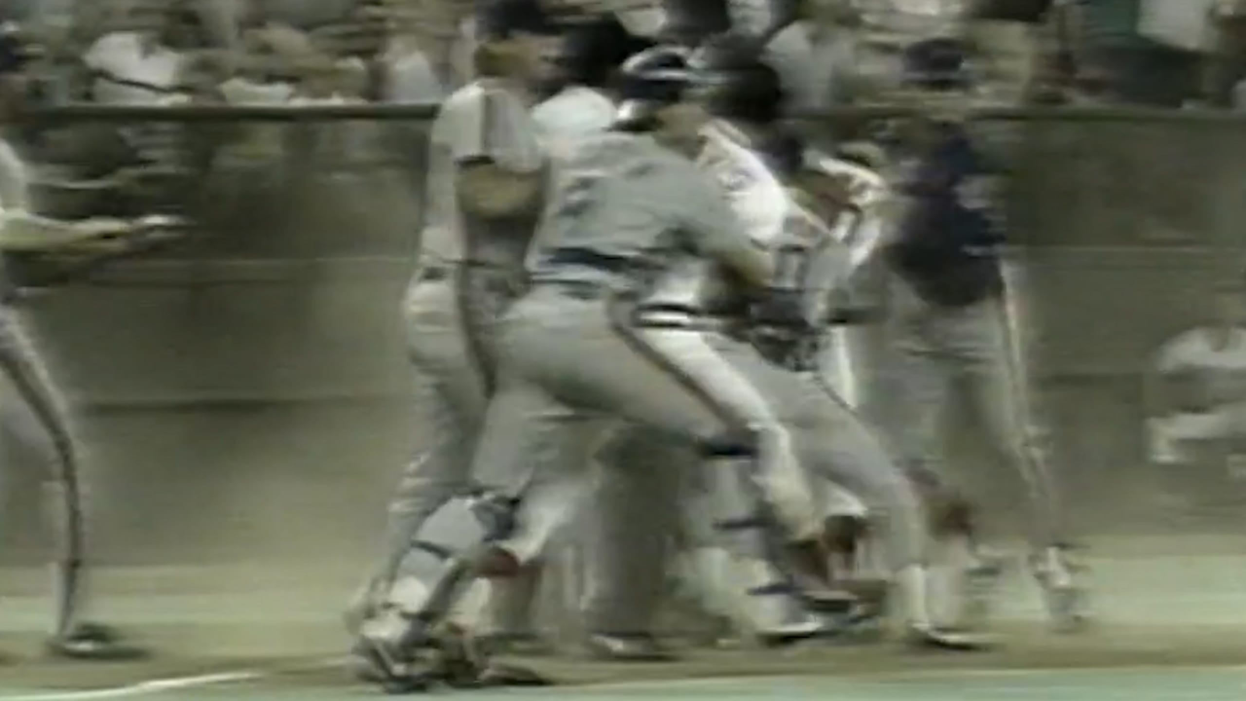 Benches clearing brawl in Cincy
