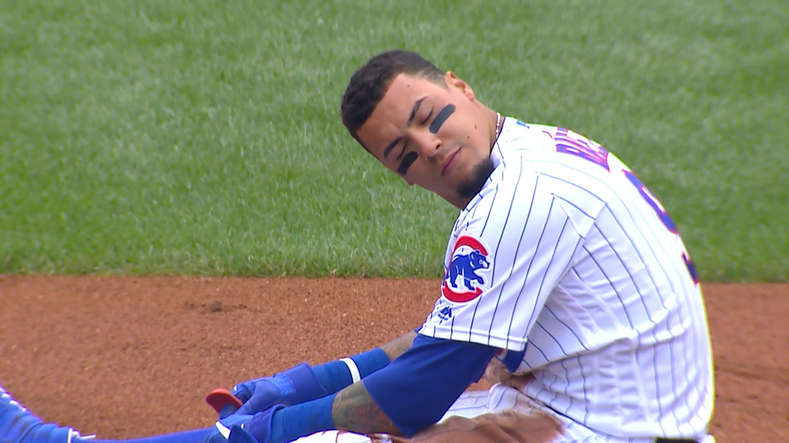 CHC@SF Gm4: Baez drops his gum, recovers to catch it 