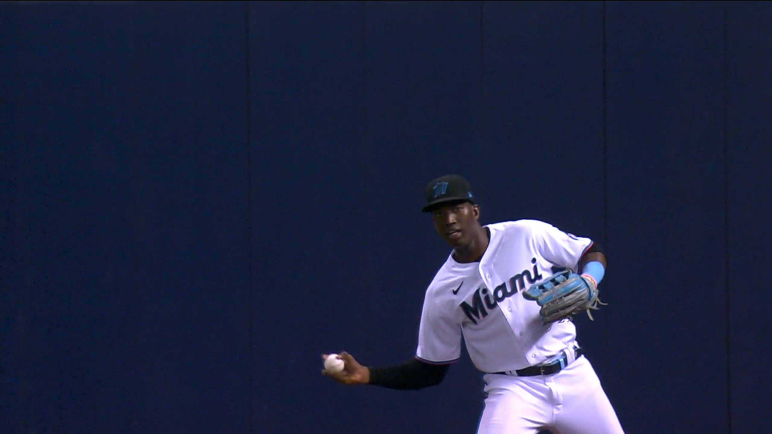 Marlins outfielder Jesus Sanchez channels Kevin Mitchell in bare-handed  catch