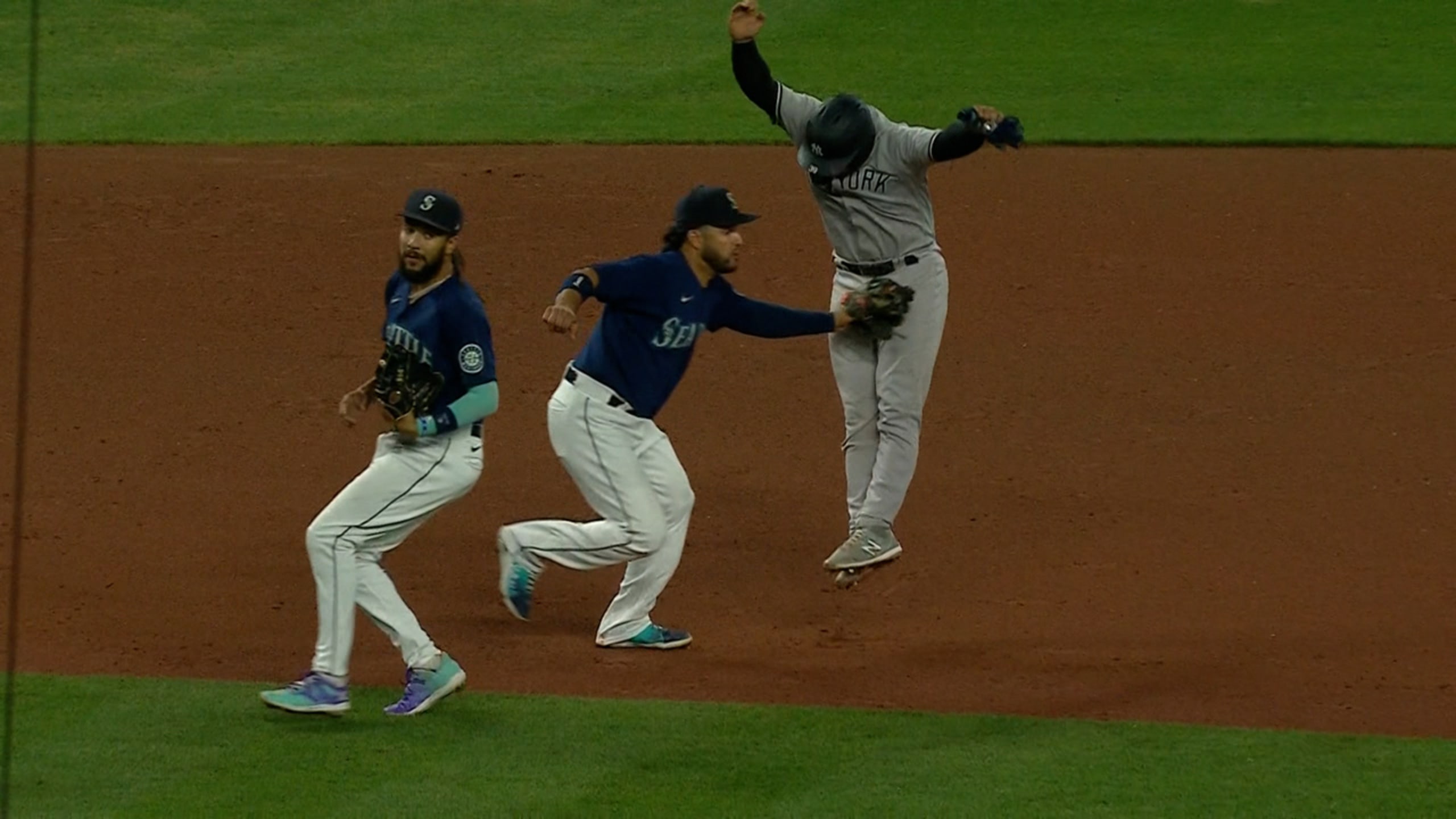 Mariners turn unusual double play