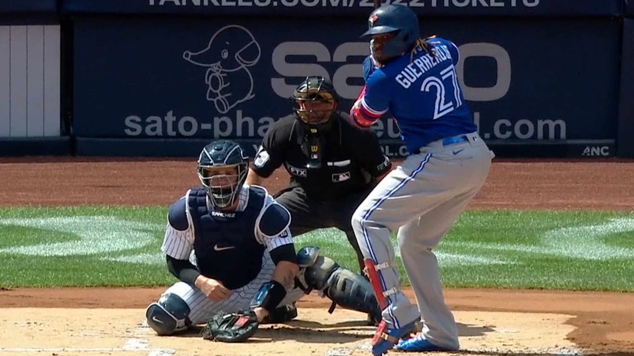 Vladimir Guerrero Jr. sports glove honoring his HOF father