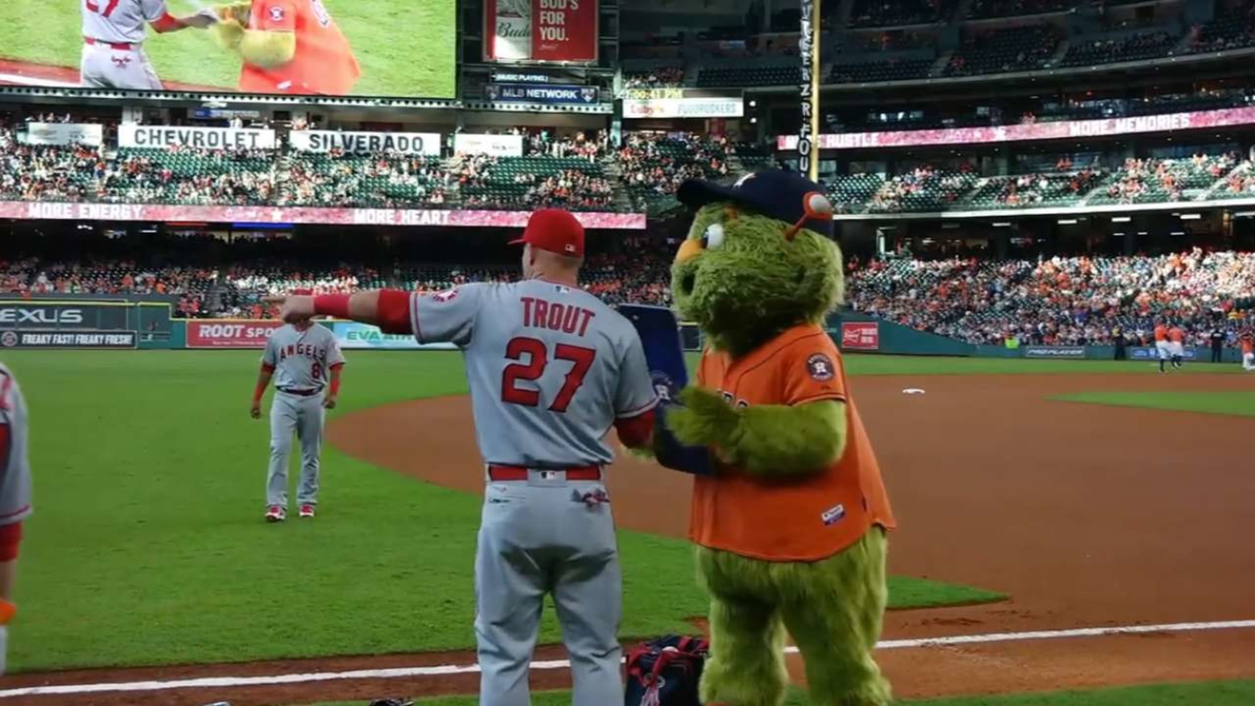 オービットがポケモンgoをプレイ 野球の英語