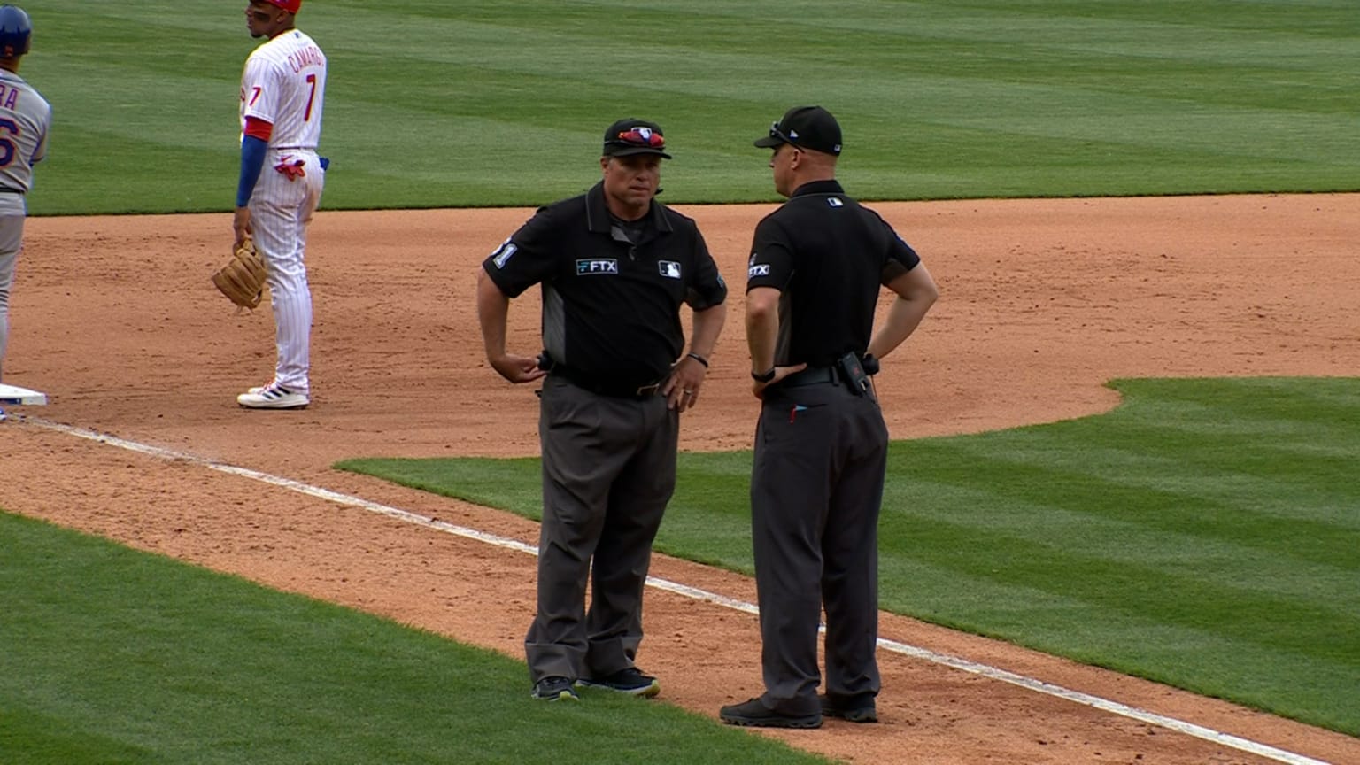Eduardo Escobar triples after review in the 9th | 04/13/2022 | Houston Astros