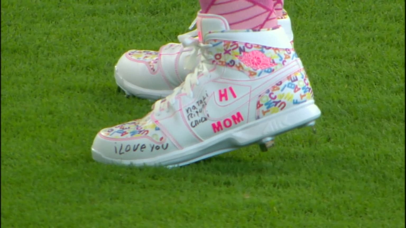 Blue Jays wear pink to pay tribute to moms