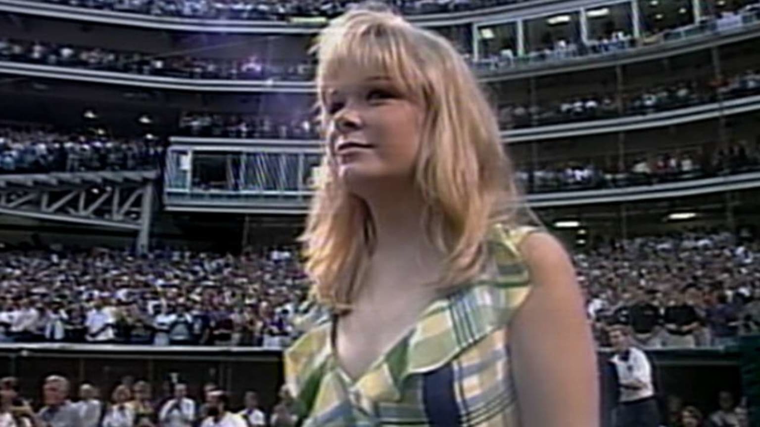 1997 ASG: LeAnn Rimes performs the national anthem | 07/08/1997