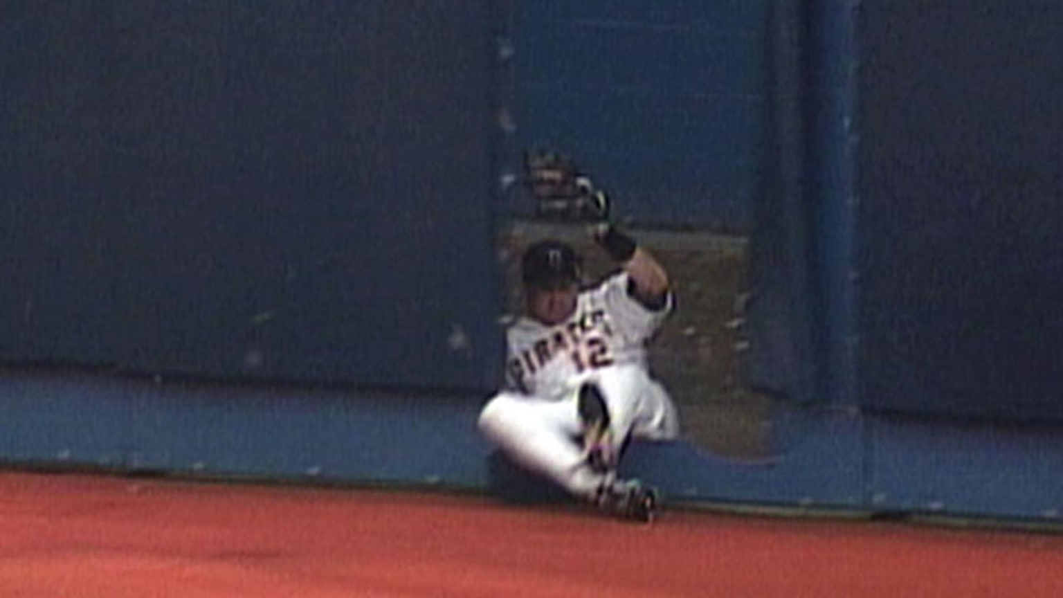 1998 WS Gm2: O'Neill makes catch, crashes into wall 