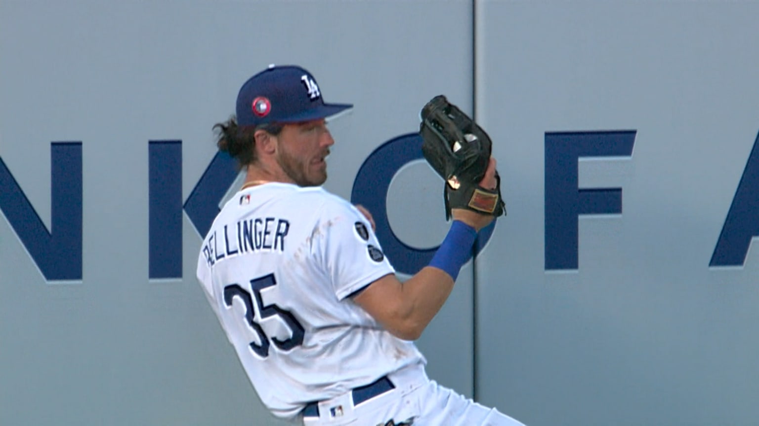 Cody Bellinger robs Yadier Molina with a leaping grab | 05/31/2021
