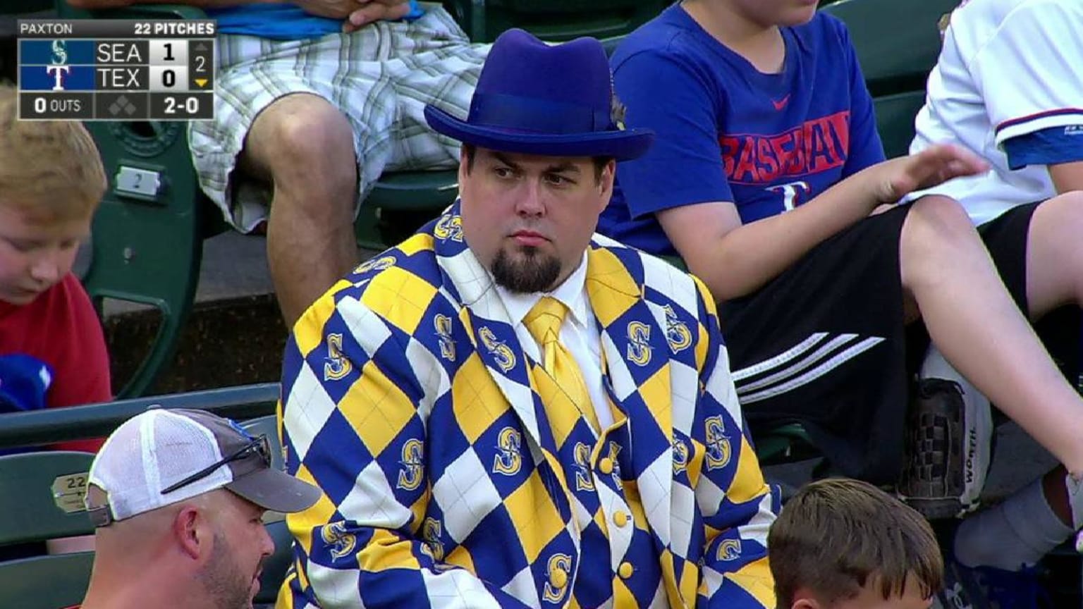 Fan dons Mariners suit in Texas | 06/16/2017 | MLB.com