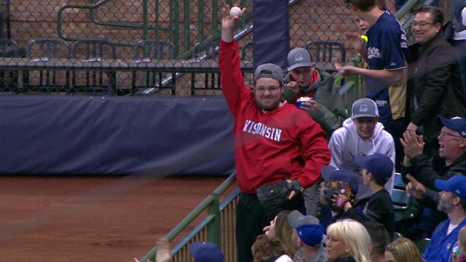Fan interference helps Braves 04/29/2017 New York Mets