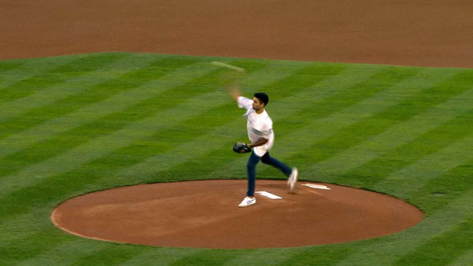 Adrian Grenier's first pitch | 09/01/2017 | MLB.com