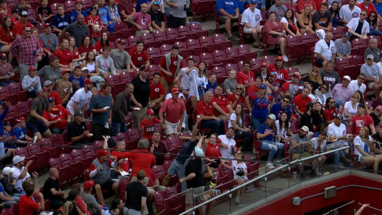 Fan makes fantastic catch while on the phone 05/24/2022 Cincinnati Reds
