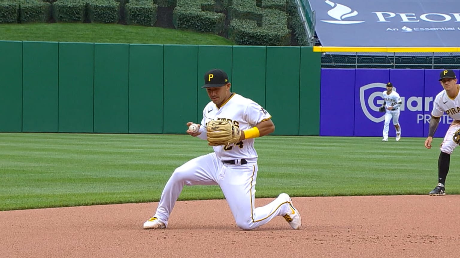 Phillip Evans fields a grounder from his knee in 7th | 04/11/2021 | Pittsburgh Pirates
