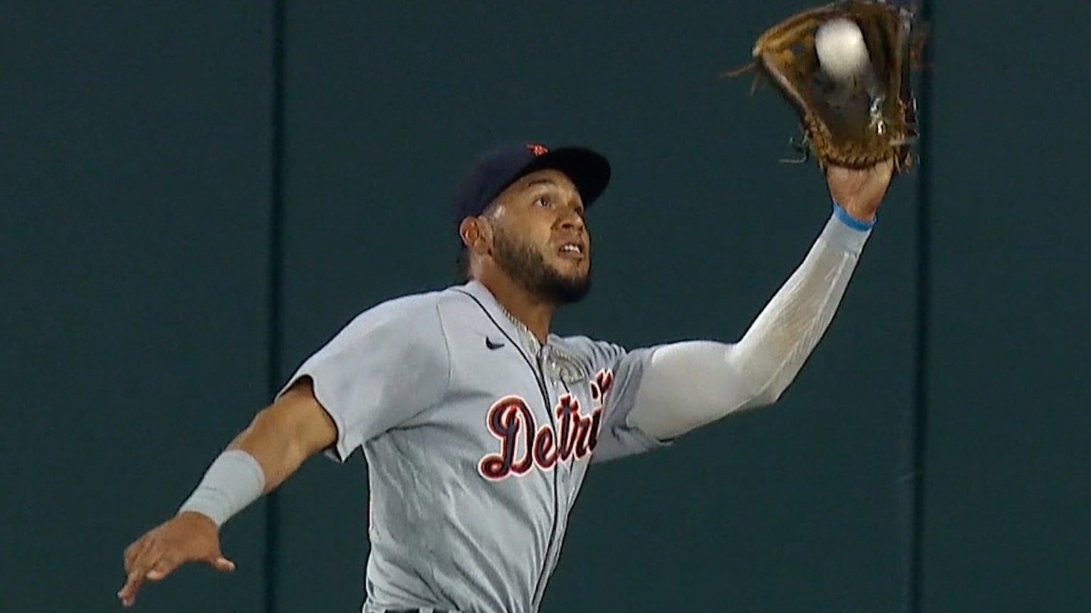 Victor Reyes makes the catch at the warning track | 08/11/2021 | San ...