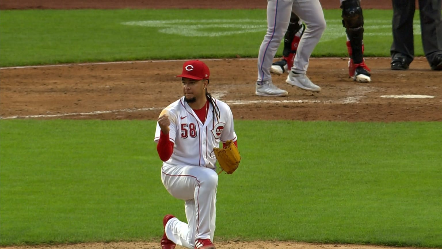 Castillo Stays on a Roll, Ks Eight as Reds Beat Marlins 5-3 – NBC