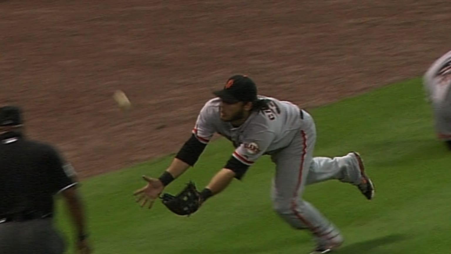 Giants Pablo Sandoval gets his glove and cap from Brandon Crawford  Fotografía de noticias - Getty Images