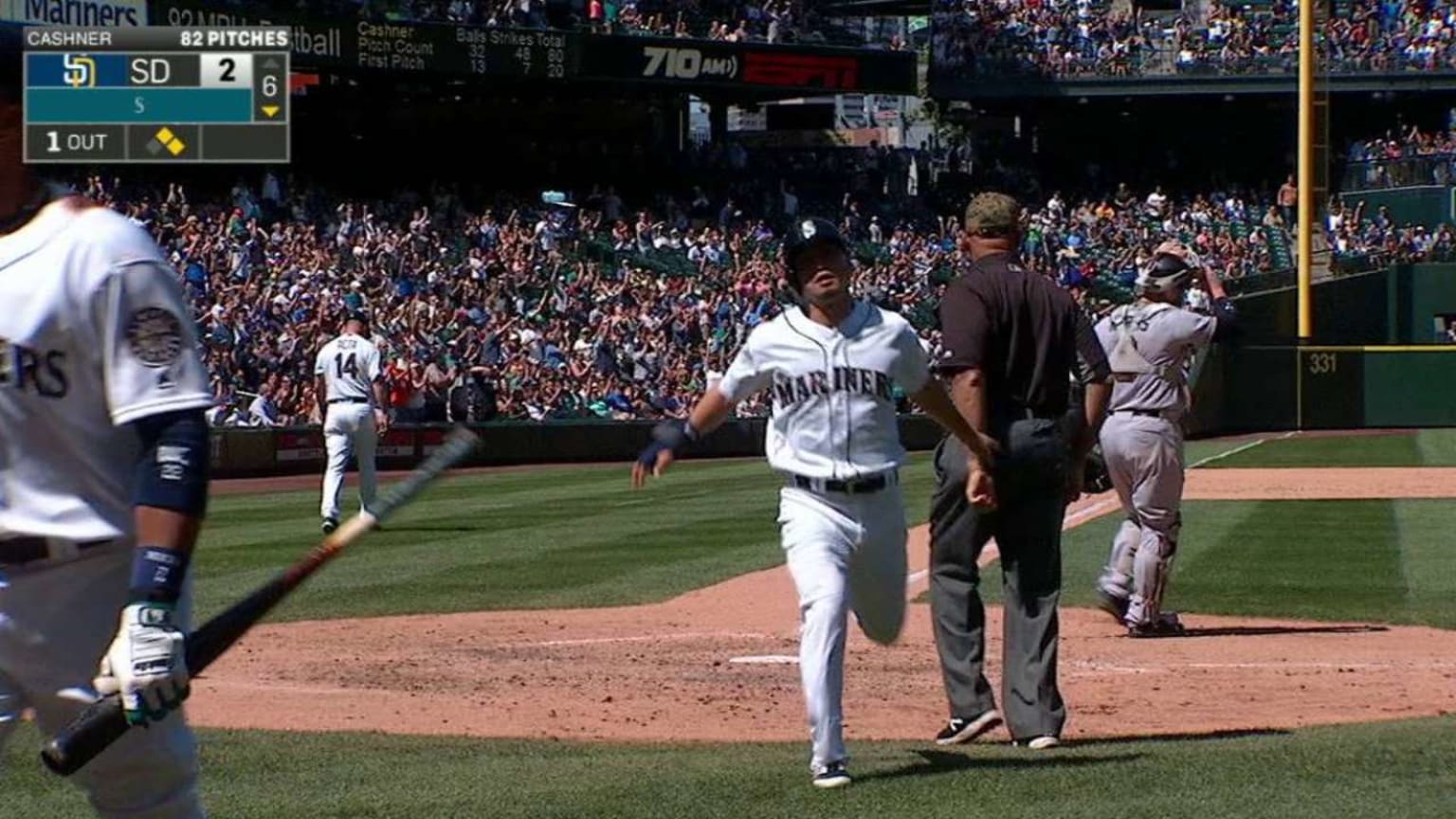 Will smith: MLB fans amazed as Will Smith's wife Cara throws first pitch  while holding their adorable baby girl