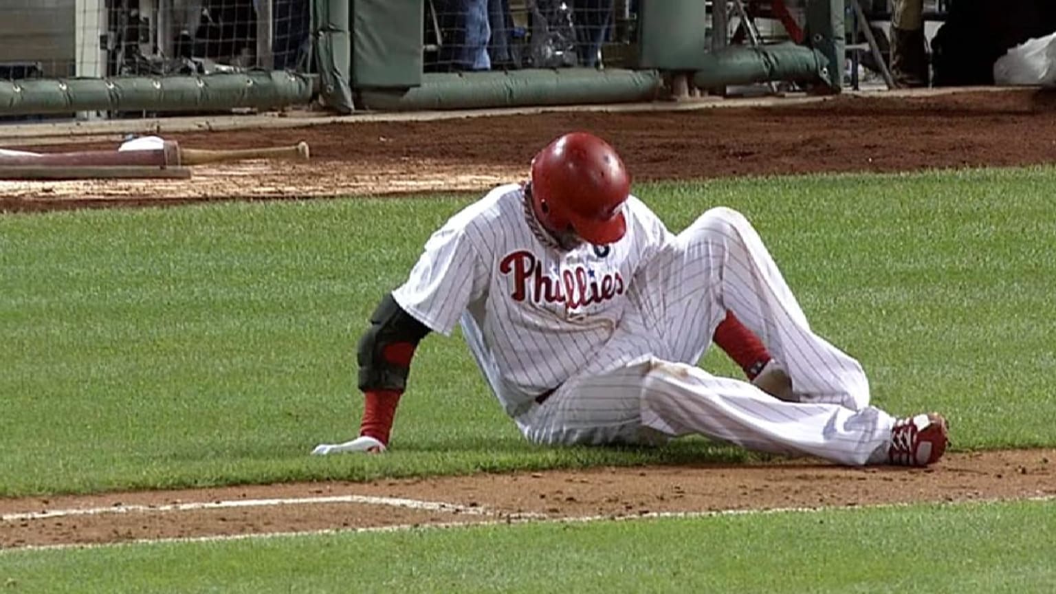 Philadelphia Phillies Ryan Howard in action, making barehanded