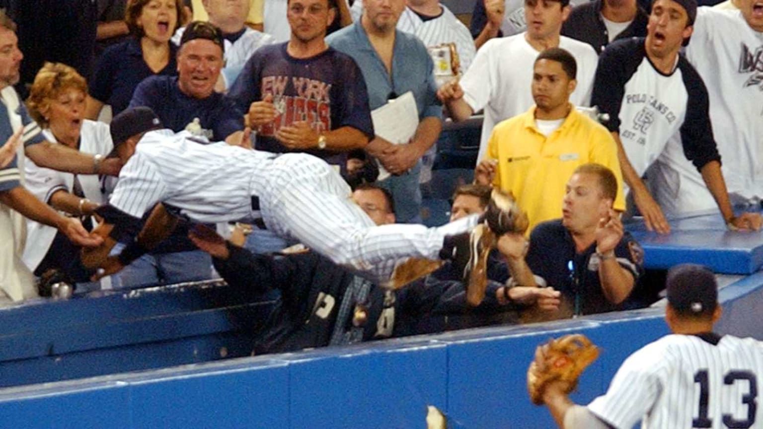 Reese makes catch in stands, 07/01/2004