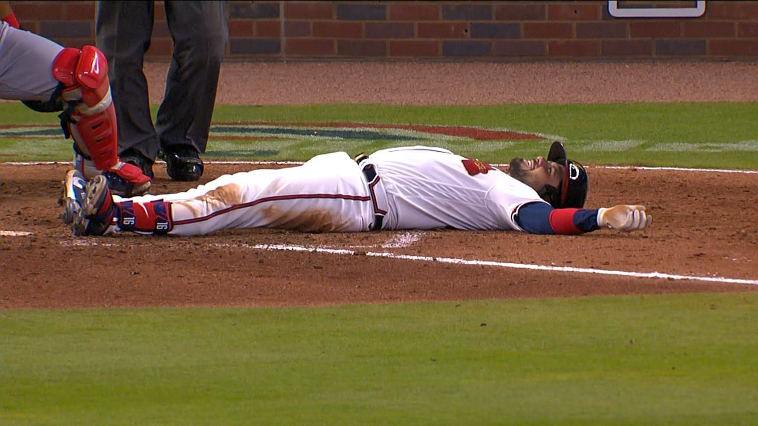 d'Arnaud plays dead after HBP, 04/13/2022