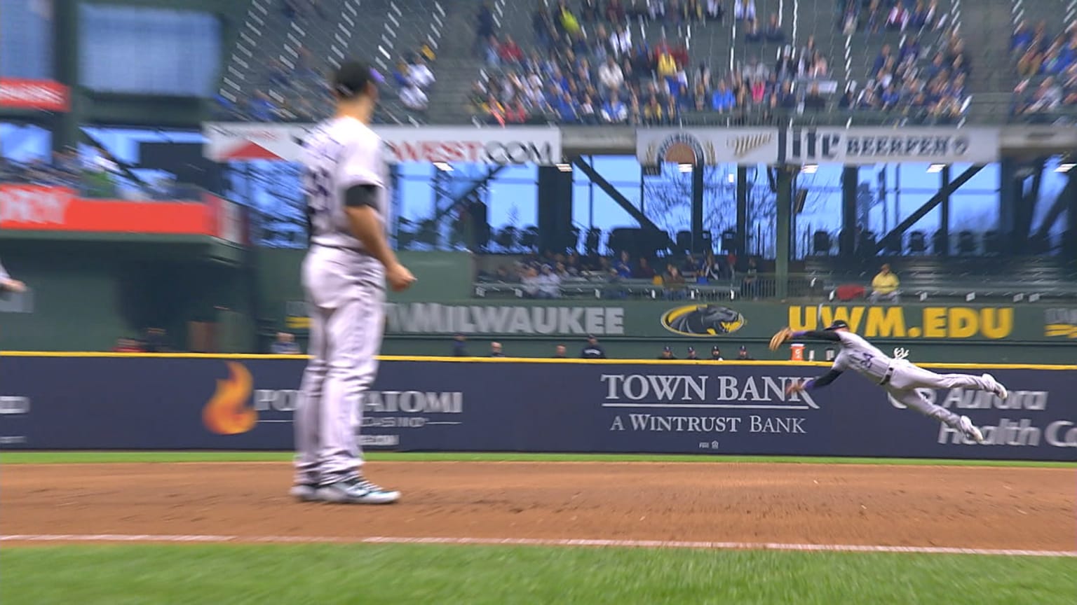 McMahon's stellar diving catch 04/29/2019 Milwaukee Brewers