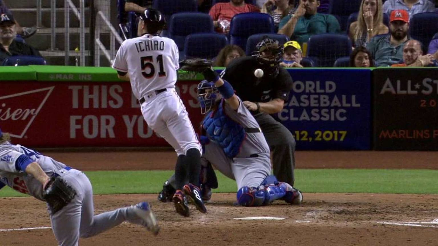 Ichiro, umpire hit by same pitch 09/09/2016