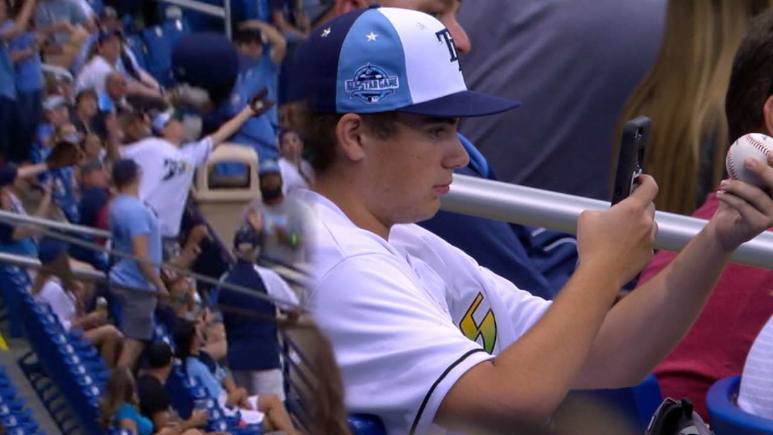 Fan catches ball, takes pictures 09/30/2018 Tampa Bay Rays